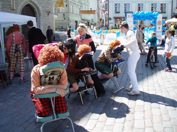 massööri masseerivad karlssoni kostüümis rat race võistlejaid